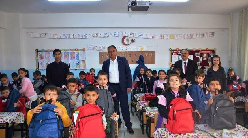 Türk Ve Suriyeli Öğrencilere Kırtasiye Seti Dağıtıldı