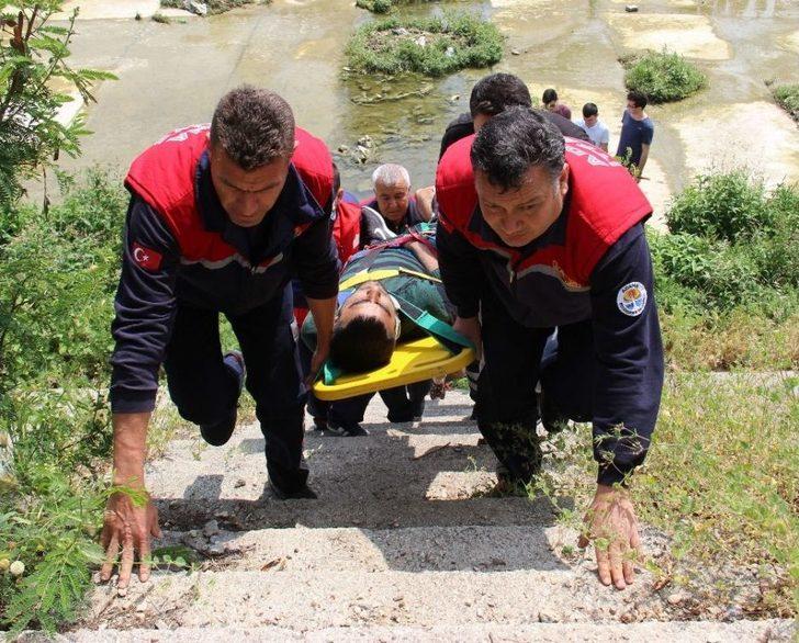Otomobil Dereye Uçtu Meraklı Vatandaşlar Telefona Sarıldı G1