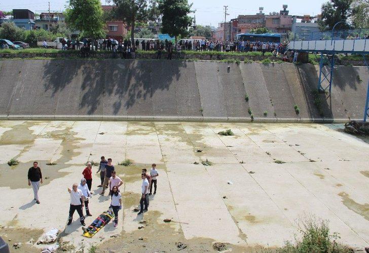 Otomobil Dereye Uçtu Meraklı Vatandaşlar Telefona Sarıldı G2