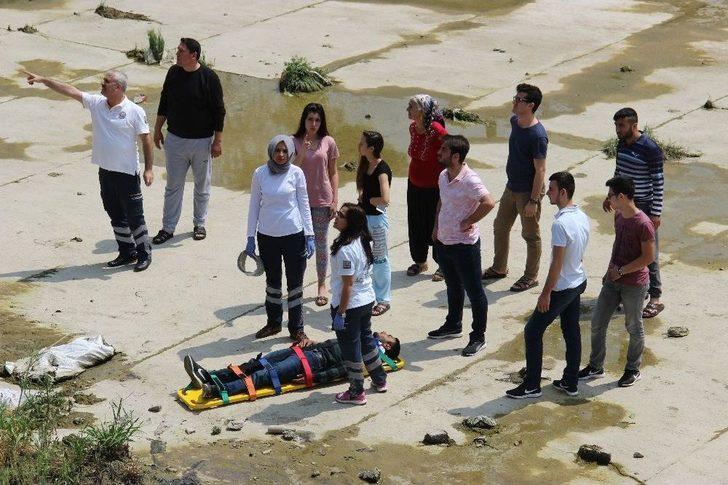 Otomobil Dereye Uçtu Meraklı Vatandaşlar Telefona Sarıldı G3