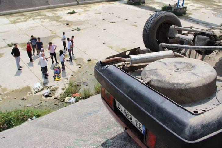 Otomobil Dereye Uçtu Meraklı Vatandaşlar Telefona Sarıldı G4