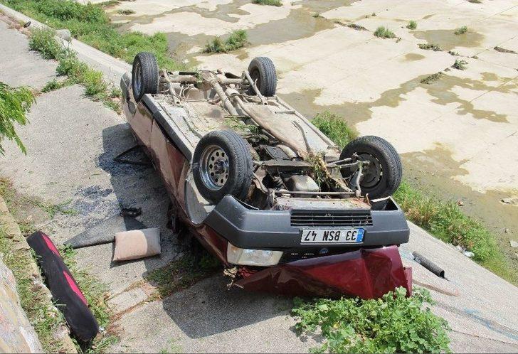 Otomobil Dereye Uçtu Meraklı Vatandaşlar Telefona Sarıldı G5