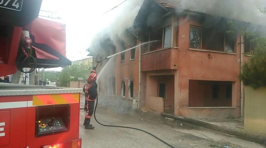 Sakarya’da Bir Ev Alev Alev Yandı