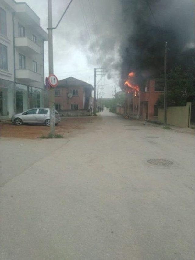 Sakarya’da Bir Ev Alev Alev Yandı