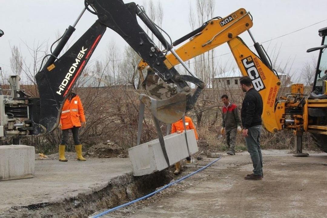 Başkale Belediyesinden &Ccedil;alışma Seferberliği