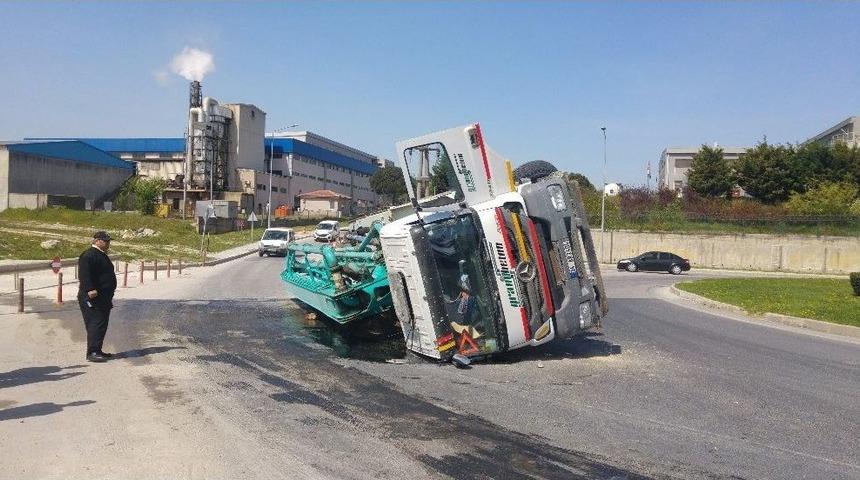 Beton Pompası Devrildi: 2 Yaralı