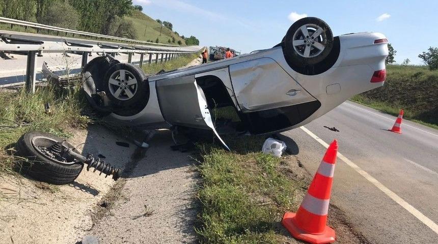 &Ccedil;orum&rsquo;da Bariyerlere &Ccedil;arpan Otomobil Devrildi: 1 Yaralı