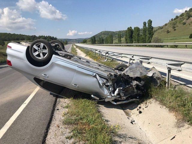 Çorum’da Bariyerlere Çarpan Otomobil Devrildi: 1 Yaralı