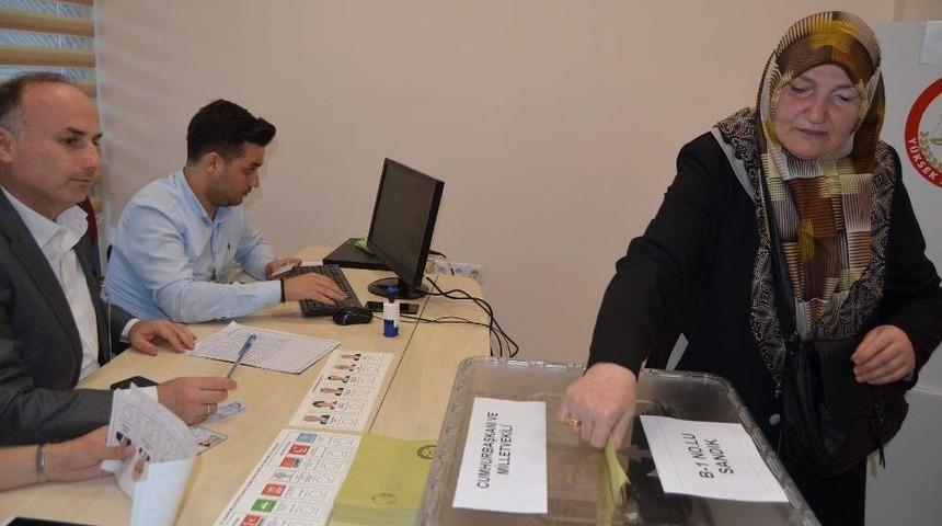 Doğu Karadenizli Gurbetçiler Trabzon Havalimanı’nda Oy Kullanmaya Başladı