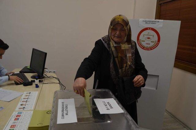 Doğu Karadenizli Gurbetçiler Trabzon Havalimanı’nda Oy Kullanmaya Başladı