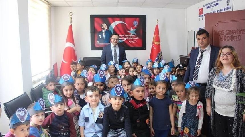 Minik &Ouml;ğrenciler, Gazi Ve Askerlerle Buluştu