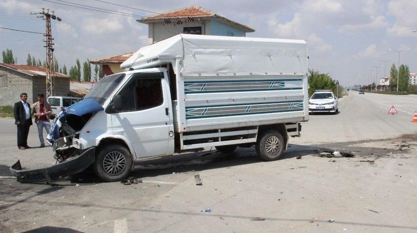 Minib&uuml;sle Kamyonet &Ccedil;arpıştı: 2 Yaralı