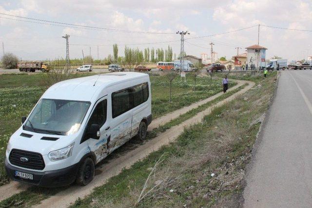 Minibüsle Kamyonet Çarpıştı: 2 Yaralı