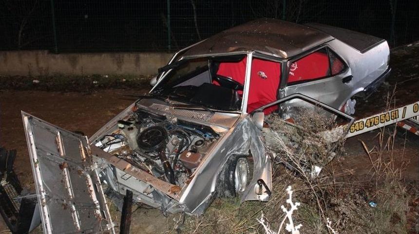 Elektrik Direğine Çarpan Aracın Sürücüsü Öldü