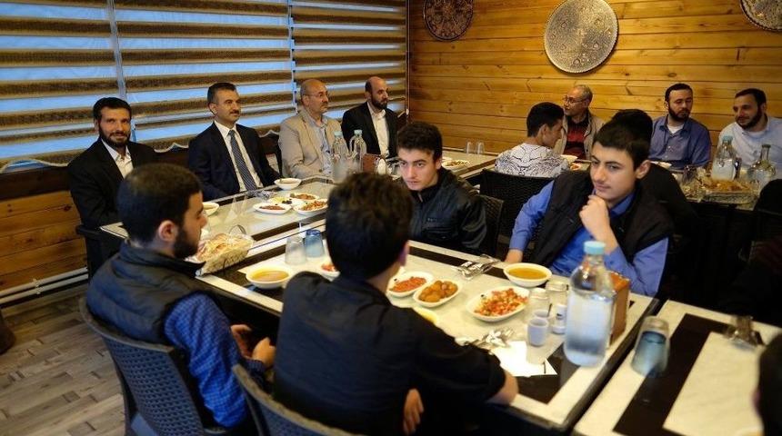 Suriyeli Hafız &Ouml;ğrencilerle İftar Programı