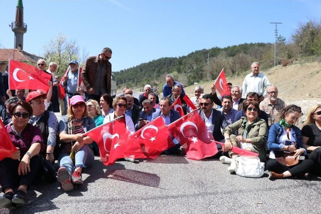 Chp&rsquo;li Vekil Yol Kapattı, Ara&ccedil;lar Dakikalarca Bekledi