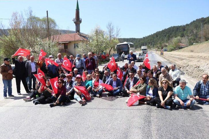 Chp’li Vekil Yol Kapattı, Araçlar Dakikalarca Bekledi G2