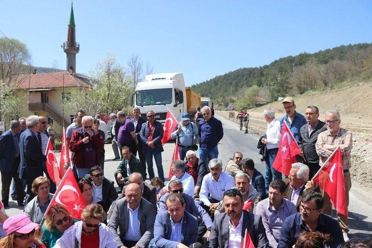 Chp’li Vekil Yol Kapattı, Araçlar Dakikalarca Bekledi G3