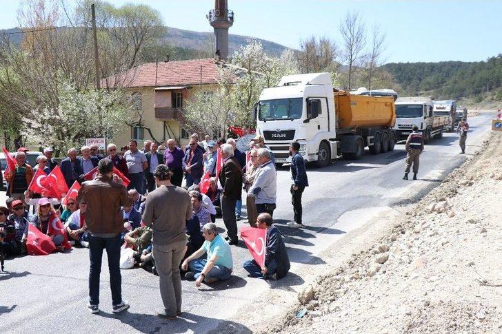 Chp’li Vekil Yol Kapattı, Araçlar Dakikalarca Bekledi G4