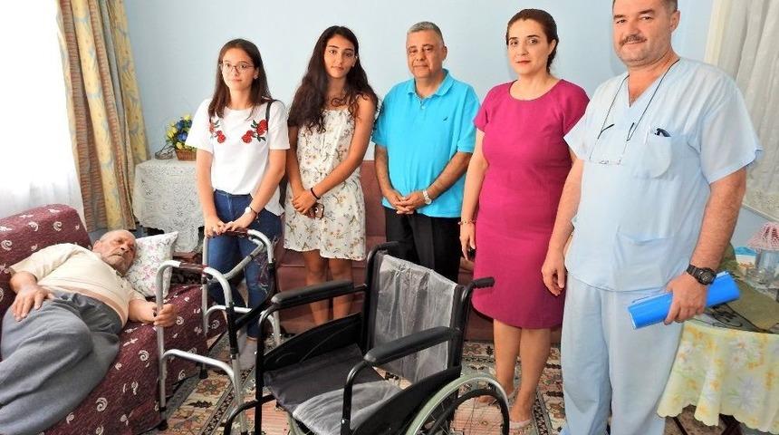 &Ccedil;eşmeli &Ouml;ğrencilerden Yaşlı Hastalara Tekerlekli Sandalye