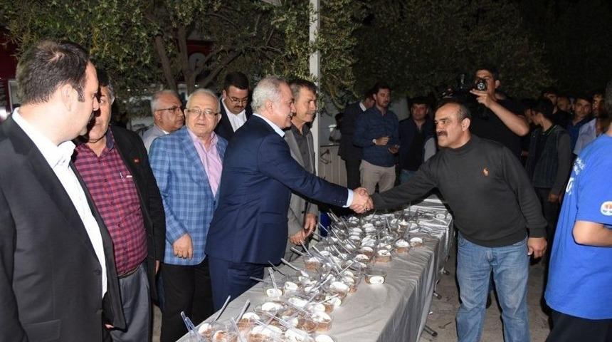 Osmaniye Belediyesi Mira&ccedil; Kandili&rsquo;nde Camilerde Helva İkram Etti
