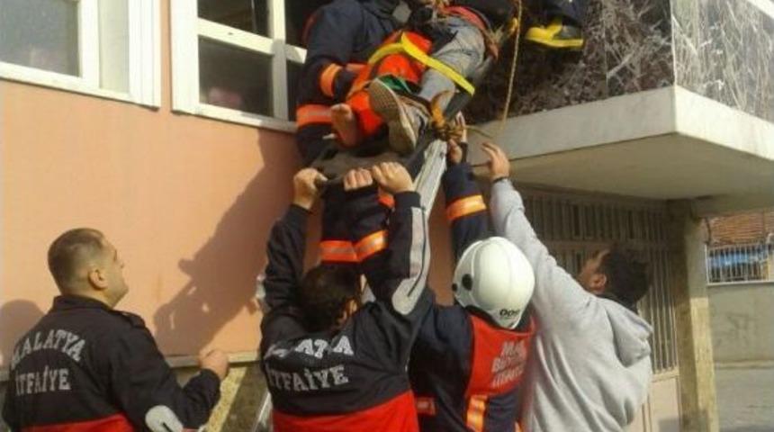 Okulda Camdan D&uuml;şen &Ouml;ğrenci Yaralandı