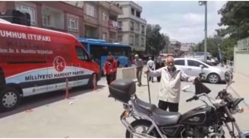 Mhp’nin Seçim Şarkısına Bastonuyla Eşlik Etti