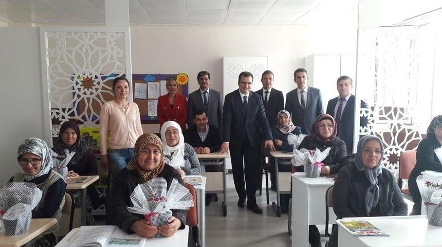 Kaymakam G&uuml;ldoğan&rsquo;dan Okuma Yazma Kursuna Ziyaret