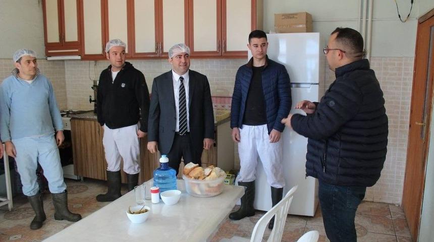 Kaymakam Karataş, S&uuml;t &Uuml;r&uuml;nleri Tesislerini İnceledi