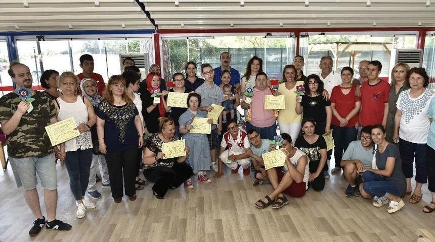 &Ouml;zel &Ccedil;ocukların Karne Sevinci