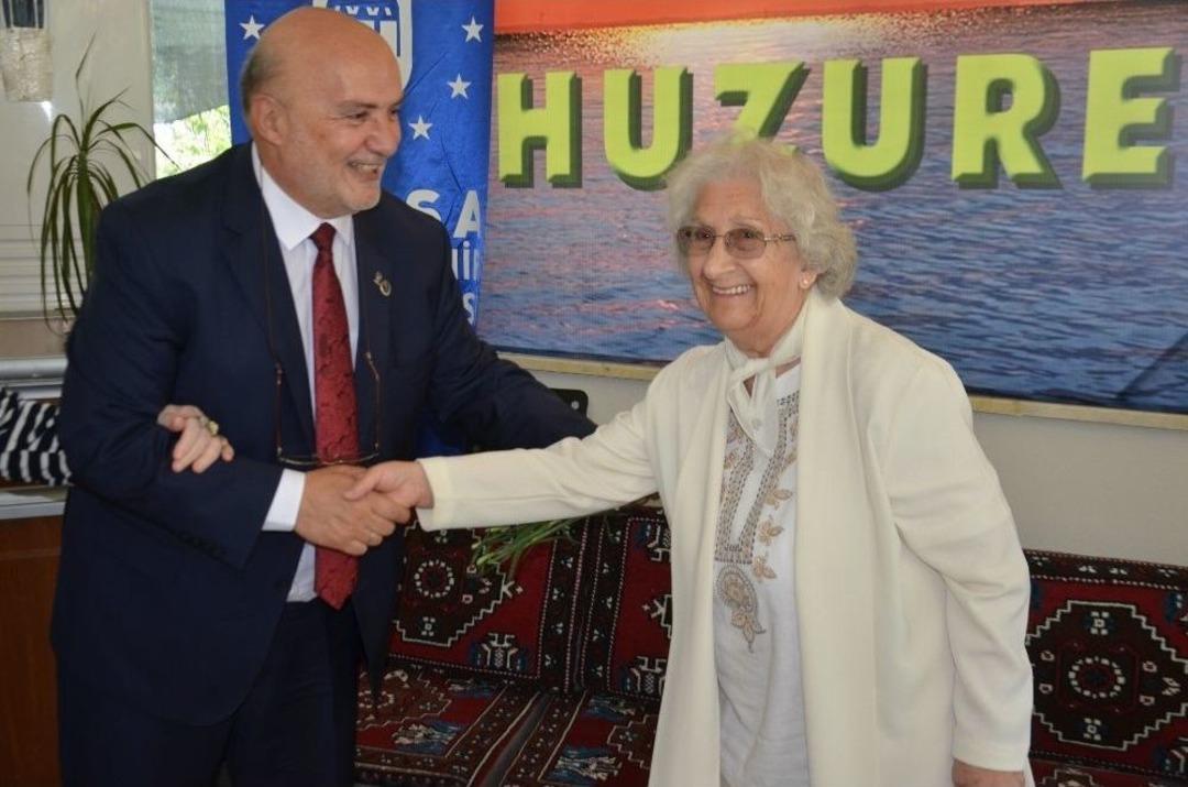 Yelis, Huzurevini Ziyaret Ederek Yaşlılara G&uuml;l Dağıttı