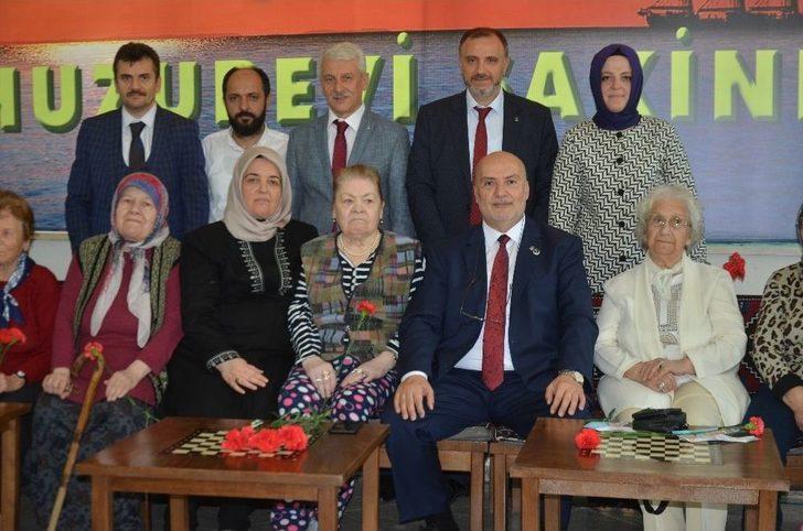 Yelis, Huzurevini Ziyaret Ederek Yaşlılara Gül Dağıttı G1
