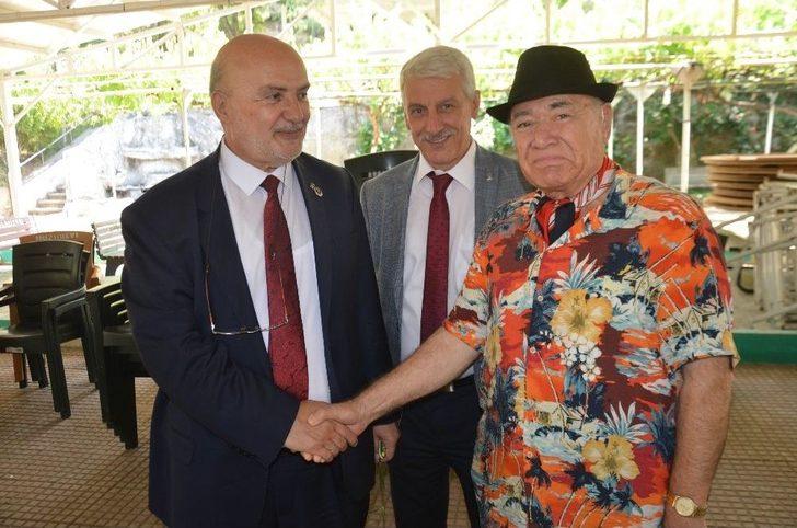 Yelis, Huzurevini Ziyaret Ederek Yaşlılara Gül Dağıttı G2