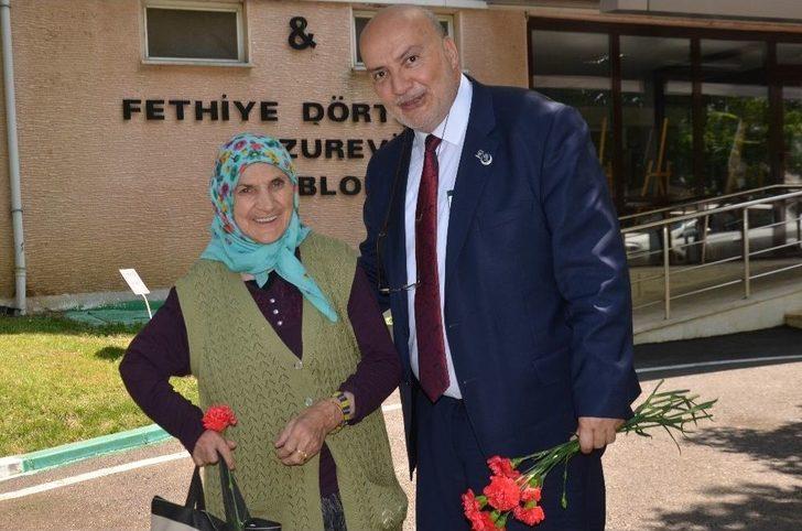 Yelis, Huzurevini Ziyaret Ederek Yaşlılara Gül Dağıttı G3