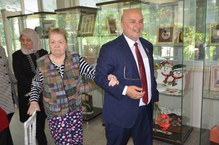 Yelis, Huzurevini Ziyaret Ederek Yaşlılara Gül Dağıttı G4