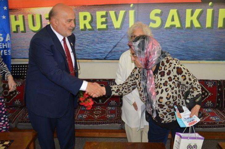 Yelis, Huzurevini Ziyaret Ederek Yaşlılara Gül Dağıttı G5