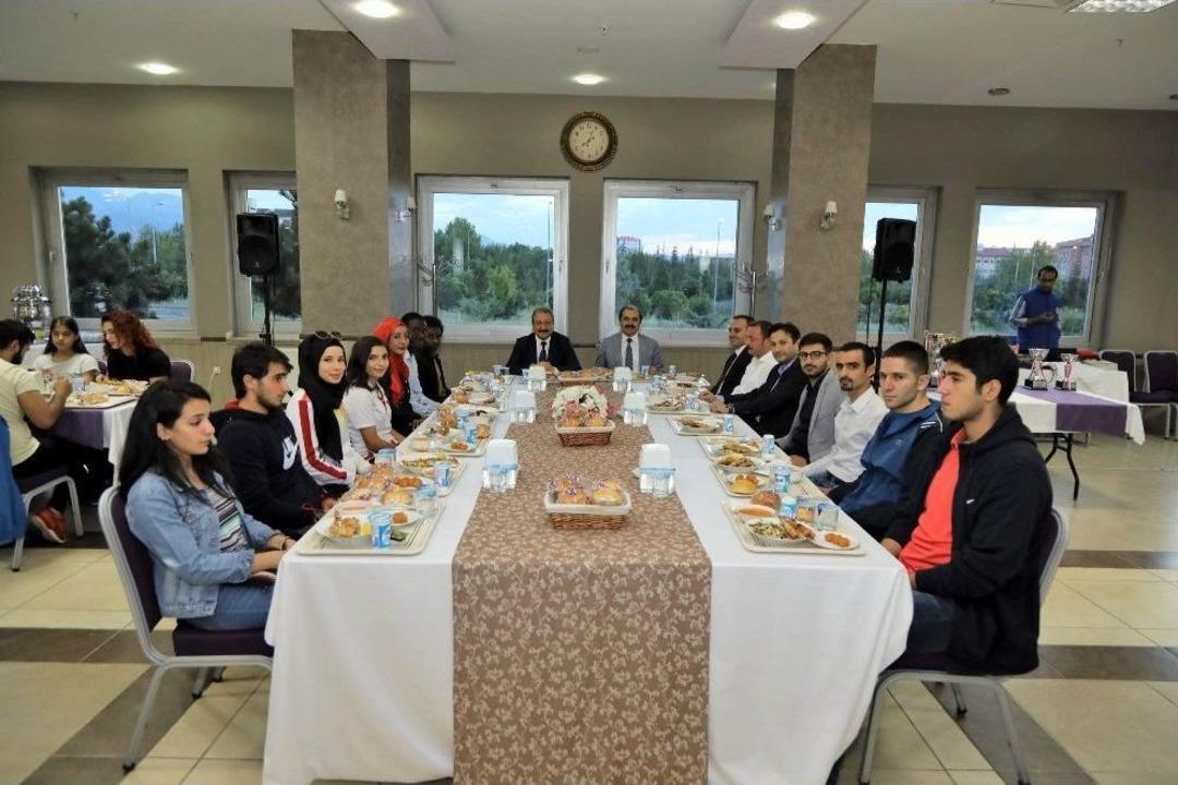 Er&uuml; Rekt&ouml;r&uuml; G&uuml;ven, Spor M&uuml;sabakalarında Derece Alan &Ouml;ğrenciler İle İftar Yemeğinde Bir Araya Geldi