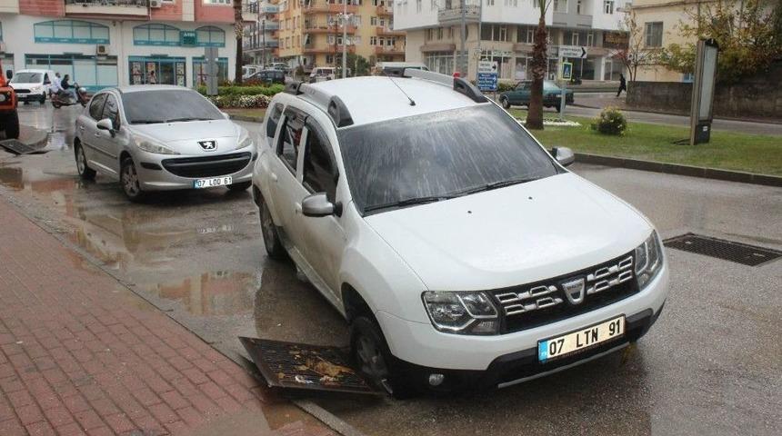 Vatandaşın Kimseye Sormadan A&ccedil;tığı R&ouml;gar Kapağı Kazaya Sebep Oldu