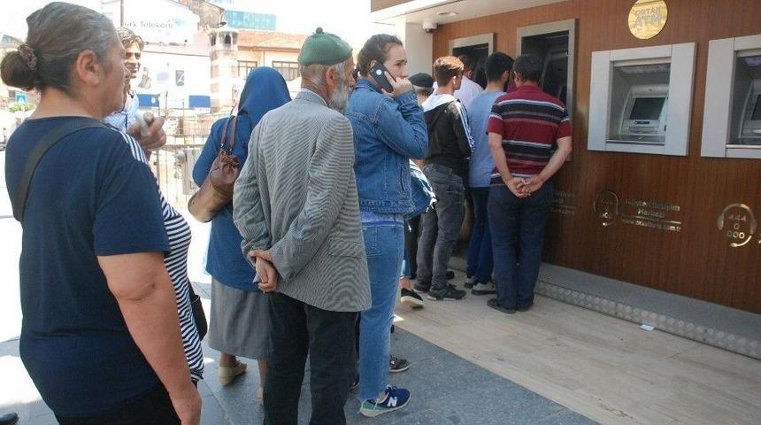 Emekliler Atm&rsquo;ler &Ouml;n&uuml;nde Kuyruk Oluşturdu