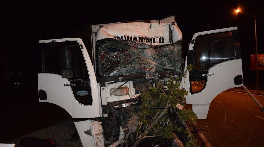 Kamyon Tramb&uuml;s Direğine &Ccedil;arptı: 2 Yaralı