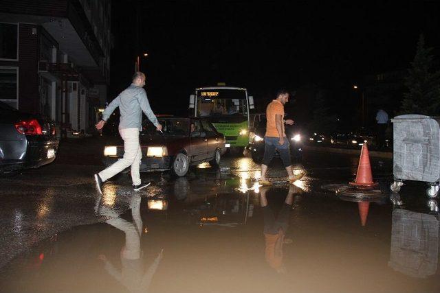 Yarım Saatlik Yağmur Kocaeli Caddelerini Dereye Çevirdi