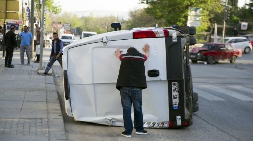 Kırmızı Işıkta Ge&ccedil;en Minib&uuml;s&uuml;n Neden Olduğu Kaza Kamerada