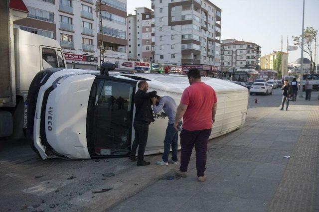 Kırmızı Işıkta Geçen Minibüsün Neden Olduğu Kaza Kamerada