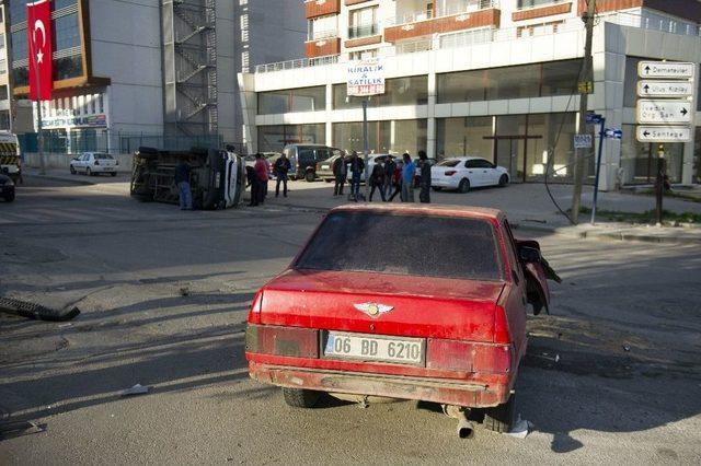 Kırmızı Işıkta Geçen Minibüsün Neden Olduğu Kaza Kamerada