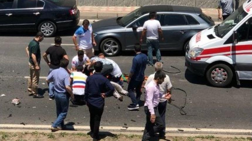 Diyarbakır-şanlıurfa Yolu &Uuml;zeri Kadın Doğum Ve &Ccedil;ocuk Hastanesi &Ouml;n&uuml;ndeki K&ouml;pr&uuml;l&uuml; Kavşakta Otomobil, Ticari Taksi Ve Yolcu Otob&uuml;s&uuml;n&uuml;n Karıştığı Trafik Kazasında 2 Kişi Hayatını Kaybetti, 2&rsquo;si Ağır 5 Kişi Yaralandı.