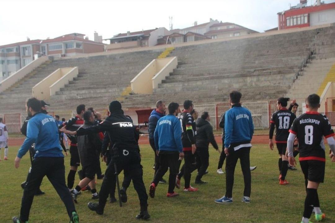 4 Kırmızı Kart, 2 Penaltılı Sonrası Ma&ccedil;ın 90&rsquo;ıncı Dakikasında Saha İ&ccedil;i Karıştı