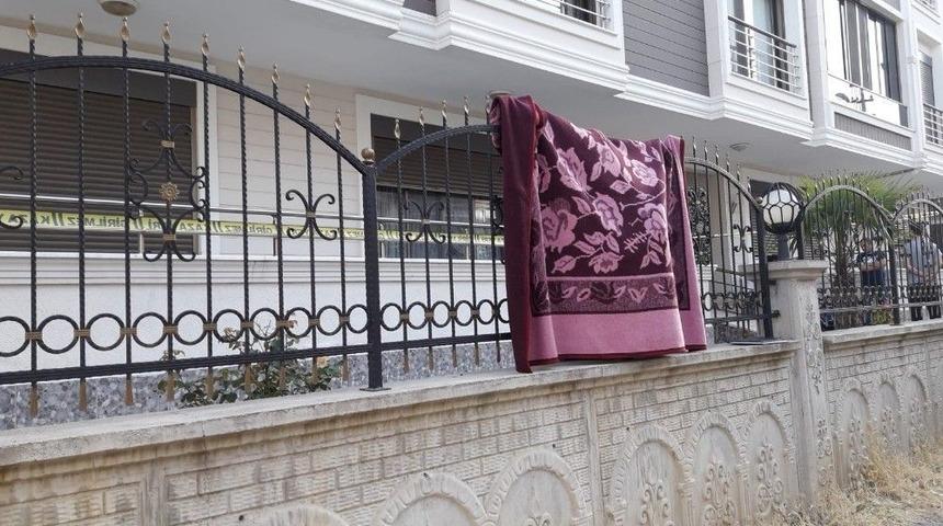 Demir Parmaklıklarda Asılı Şekilde &Ouml;l&uuml; Bulundu