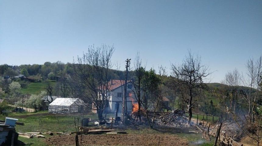 Sobadan &Ccedil;ıkan Yangında Bir Ev Ve Ahır Kullanılamaz Hale Geldi