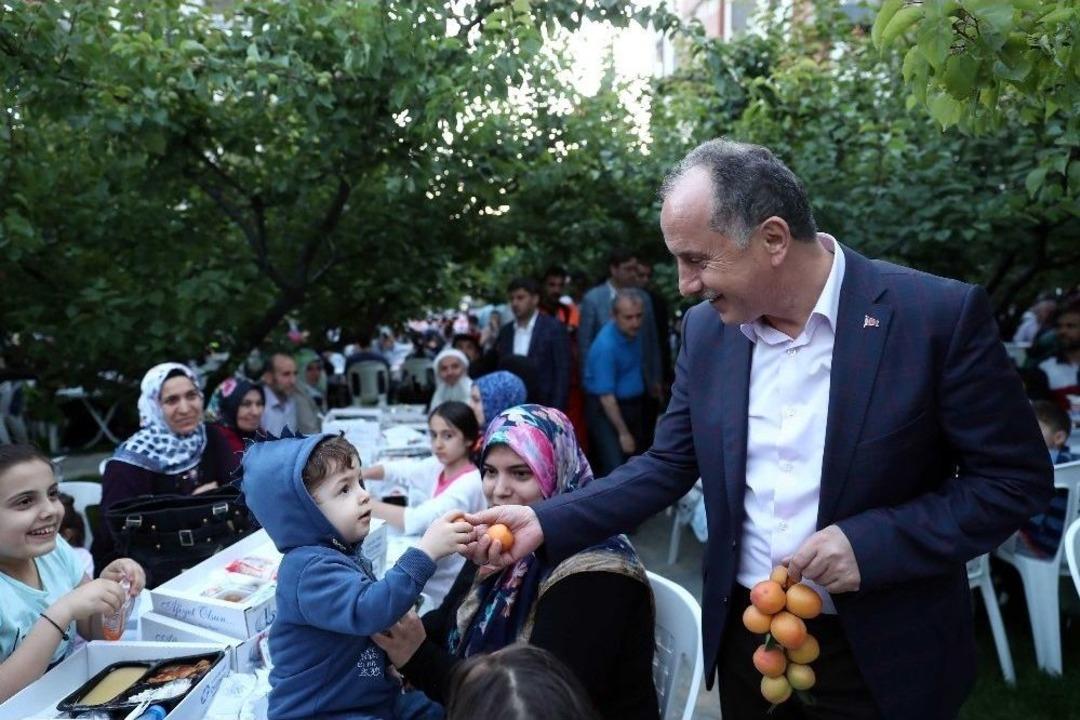 Nostalji Bah&ccedil;eleri&rsquo;nde 3 Nesil Bir Arada İftar Yaptı