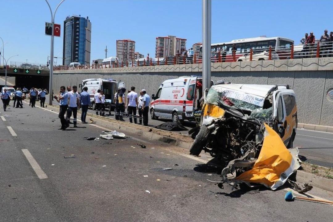 Diyarbakır&rsquo;da Feci Kaza: 2 &Ouml;l&uuml;, 5 Yaralı